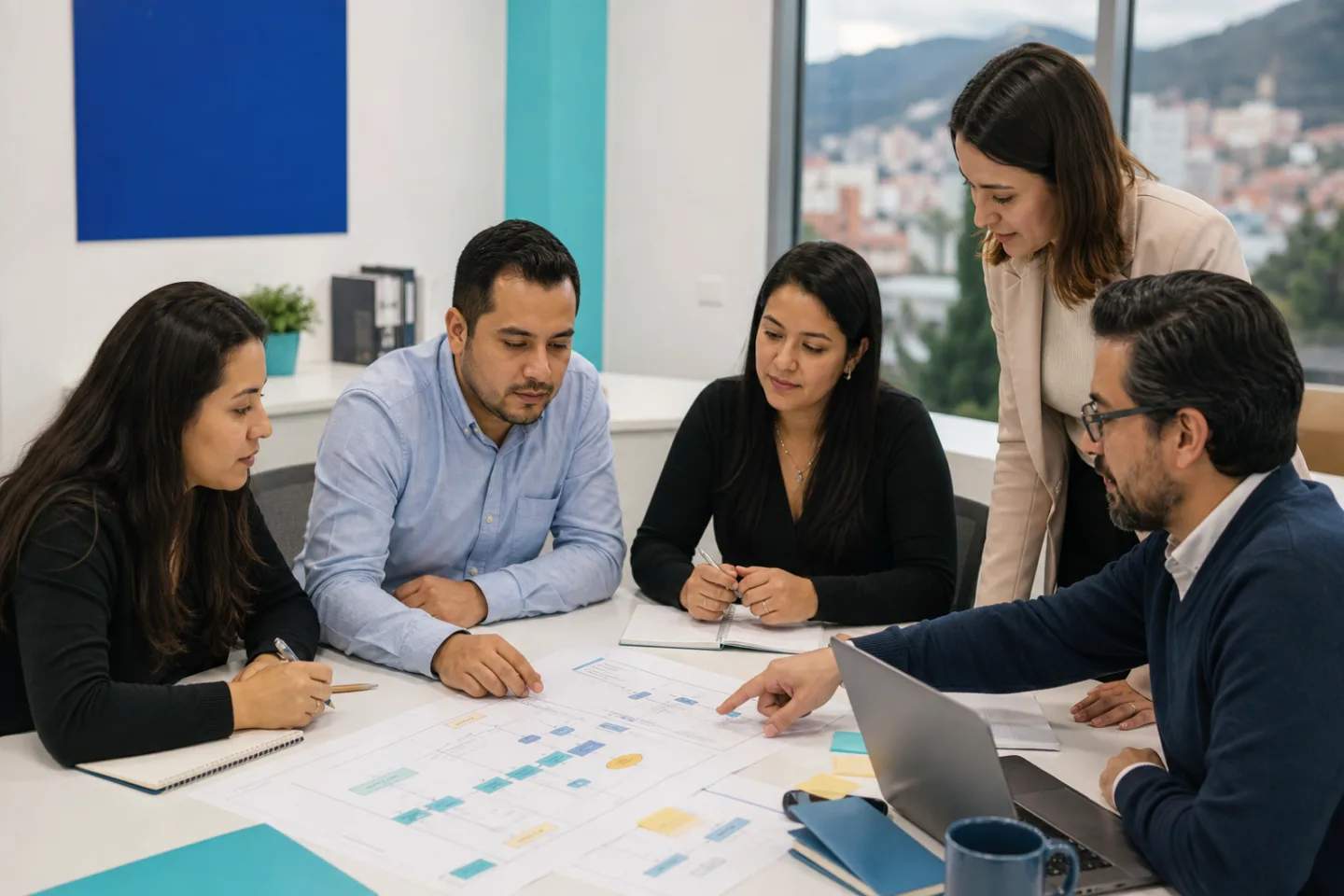 Equipo revisando y mejorando un proceso de negocio