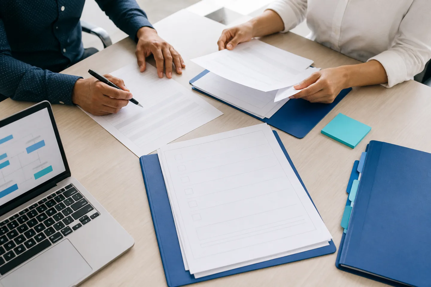 Personas organizando documentos, responsables y pasos de un proceso